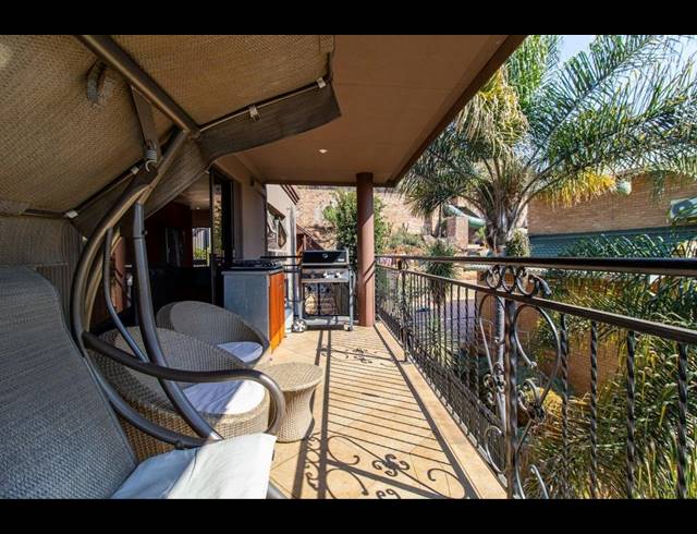 4 BEDROOM TOWNHOUSE FOR SALE IN GLENVISTA